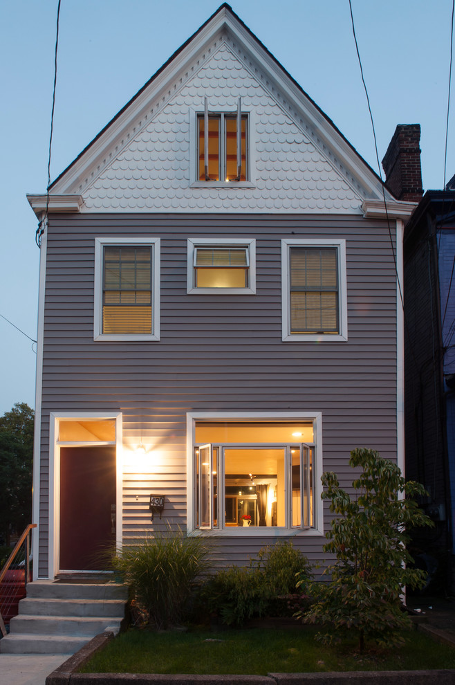 Идея дизайна: двухэтажный, серый дом в классическом стиле с двускатной крышей
