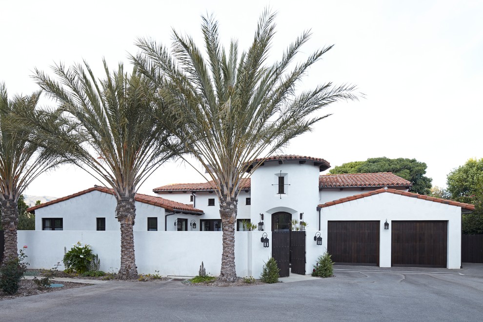 Mittelgroßes, Einstöckiges Mediterranes Einfamilienhaus mit Putzfassade, weißer Fassadenfarbe, Satteldach und Ziegeldach in Los Angeles
