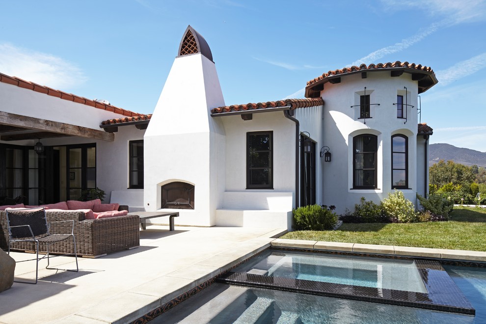 ロサンゼルスにある中くらいな地中海スタイルのおしゃれな家の外観 (漆喰サイディング) の写真