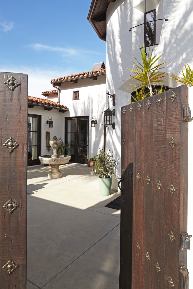 ロサンゼルスにある中くらいな地中海スタイルのおしゃれな家の外観 (漆喰サイディング) の写真