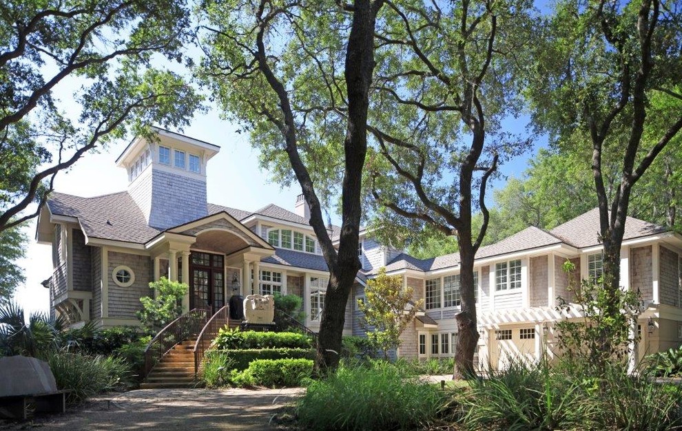 チャールストンにある高級なトラディショナルスタイルのおしゃれな家の外観 (コンクリート繊維板サイディング) の写真
