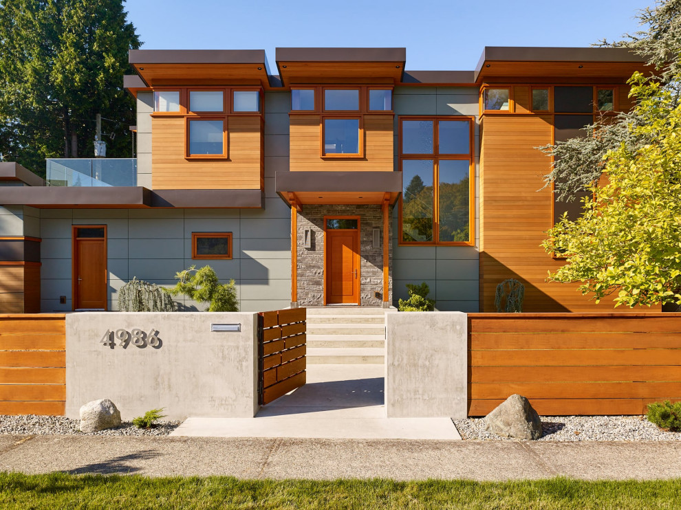 Großes, Zweistöckiges Modernes Einfamilienhaus mit Mix-Fassade und brauner Fassadenfarbe in Vancouver