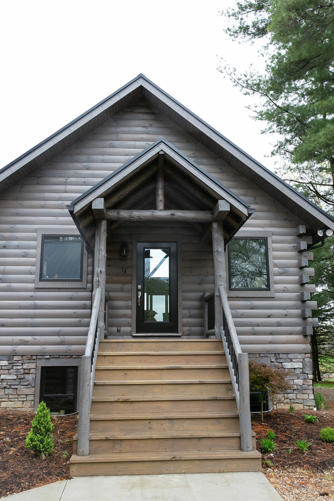 Inspiration pour une façade de maison grise chalet en bois de taille moyenne et de plain-pied avec un toit en métal.