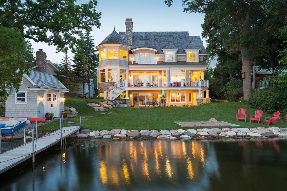 This is an example of a coastal house exterior in Minneapolis.