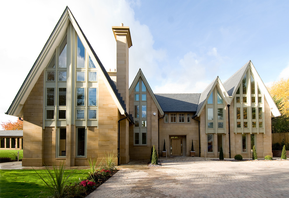 Großes, Dreistöckiges Modernes Haus mit Steinfassade, beiger Fassadenfarbe und Satteldach in Cheshire