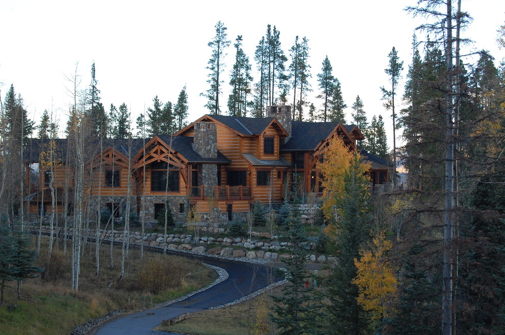 Cette photo montre une façade de maison montagne en bois.