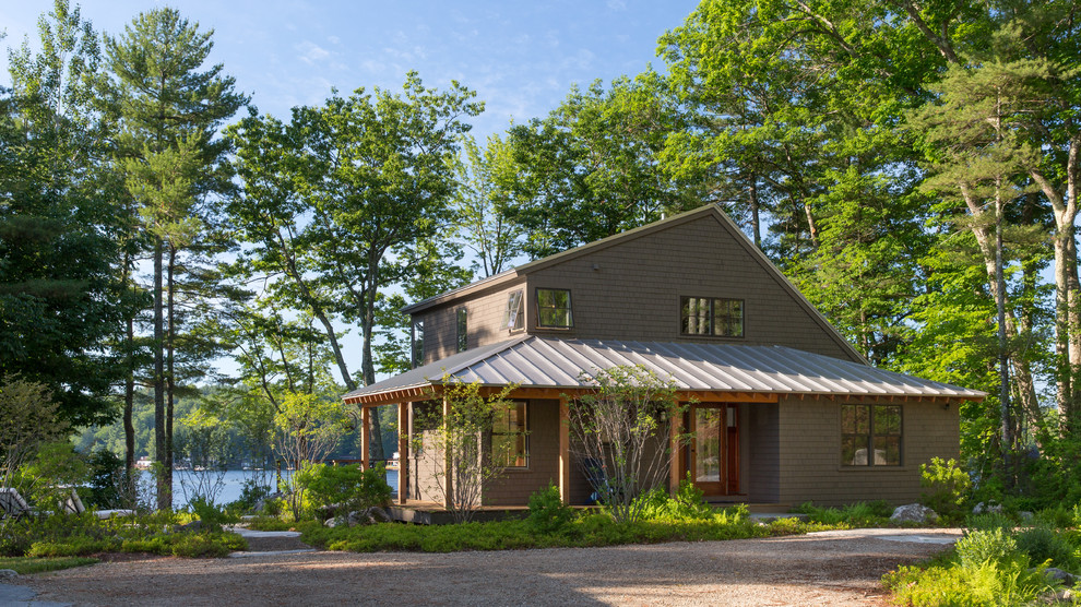 Imagen de fachada de casa marrón clásica renovada de tamaño medio de dos plantas con revestimiento de madera, tejado a dos aguas y tejado de metal