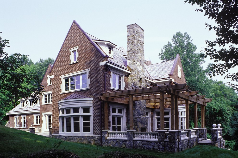 Inspiration pour une très grande façade de maison rouge traditionnelle en brique à deux étages et plus.