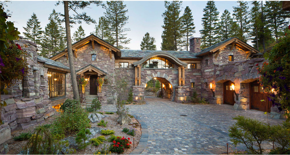 Стильный дизайн: большой, коричневый дом в стиле рустика с облицовкой из камня - последний тренд