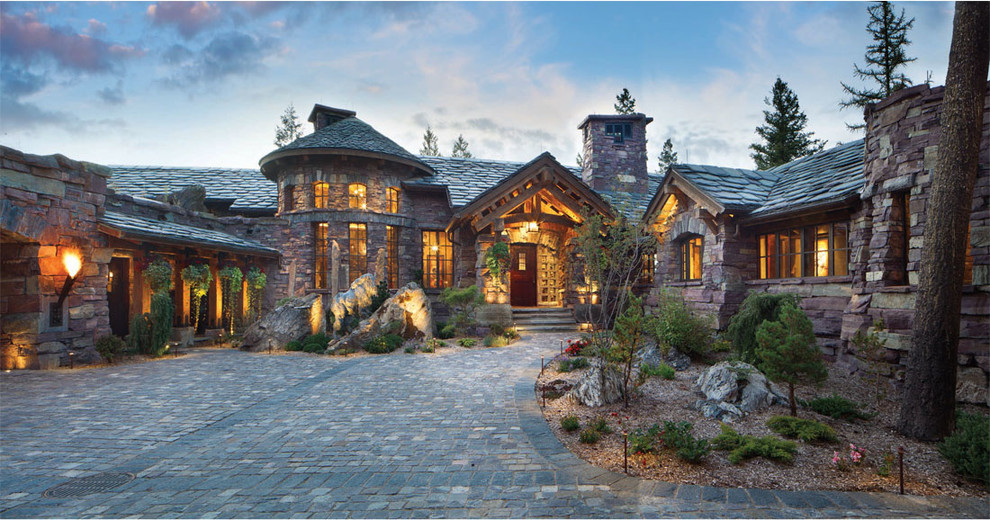 Пример оригинального дизайна: большой, коричневый дом в стиле рустика с облицовкой из камня