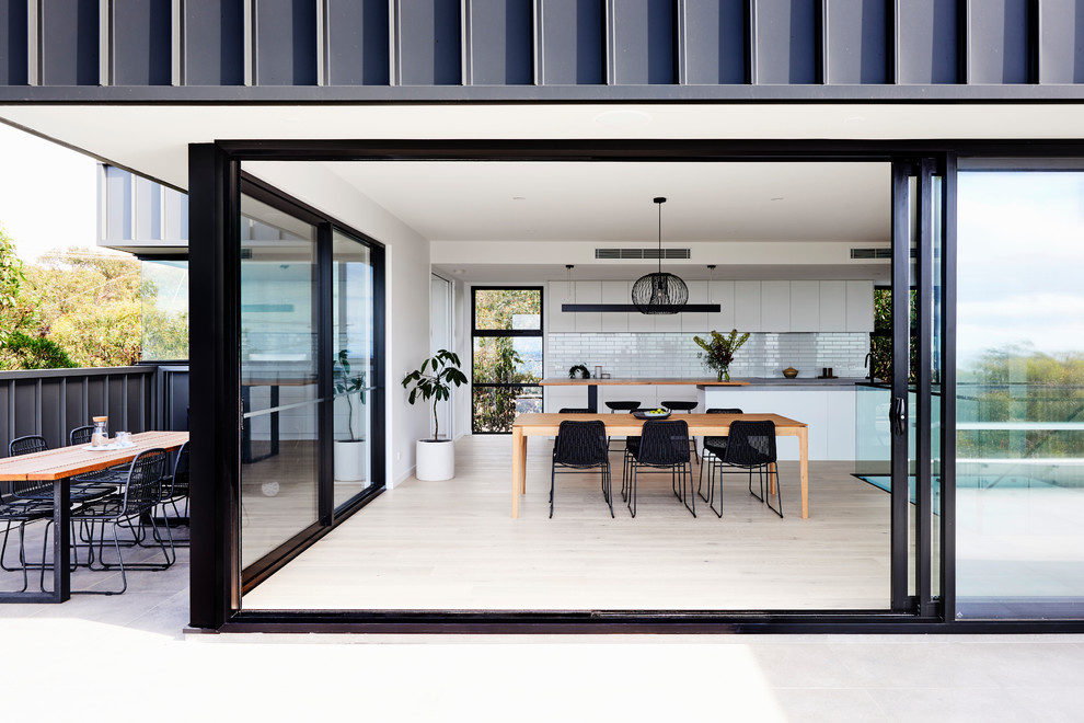 Mittelgroßes, Zweistöckiges Modernes Einfamilienhaus mit Metallfassade, schwarzer Fassadenfarbe, Flachdach und Blechdach in Sonstige