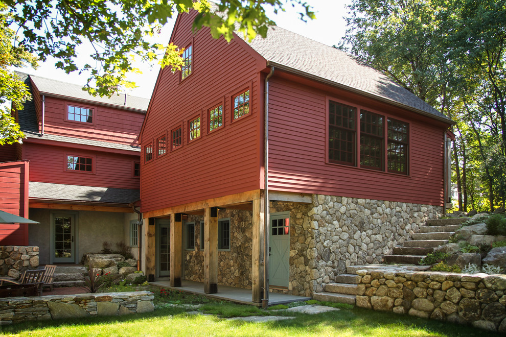 На фото: двухэтажный, красный дом среднего размера в стиле кантри с комбинированной облицовкой и двускатной крышей с