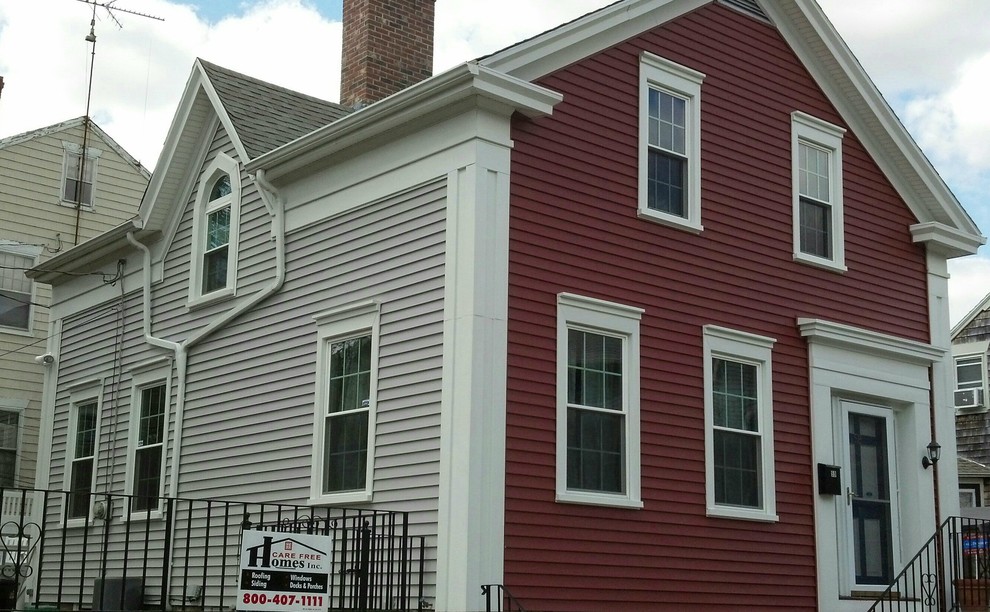 Idéer för ett mellanstort klassiskt rött hus, med två våningar, vinylfasad och sadeltak