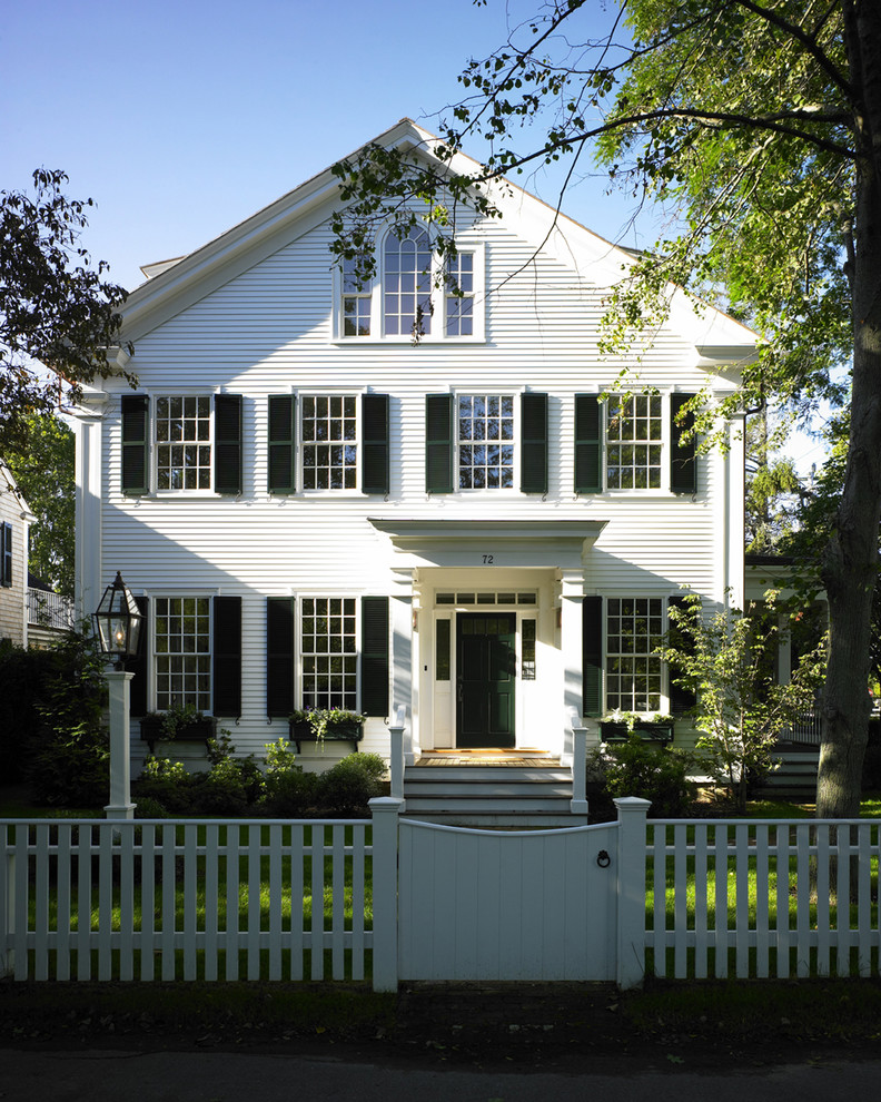 Стильный дизайн: трехэтажный, белый дом среднего размера в стиле ретро - последний тренд