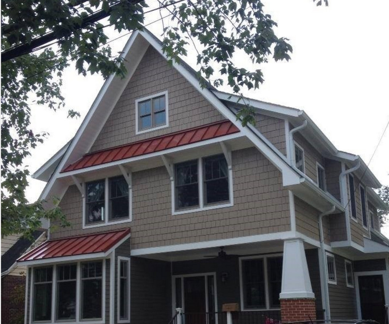 Idee per la facciata di una casa marrone american style a tre piani di medie dimensioni con rivestimento in legno e tetto a capanna