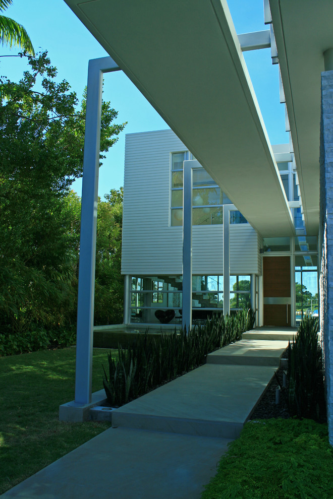 Idee per la villa grigia moderna a due piani di medie dimensioni con rivestimento in metallo, tetto piano e copertura in metallo o lamiera