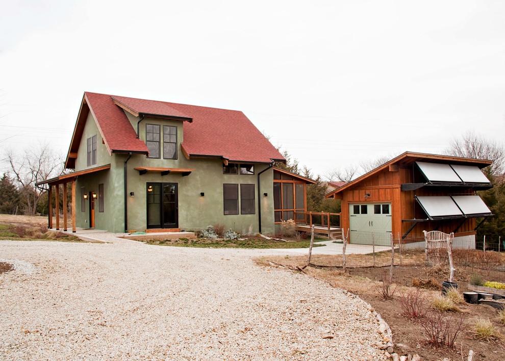 Стильный дизайн: двухэтажный, зеленый, маленький дом с двускатной крышей и облицовкой из цементной штукатурки для на участке и в саду - последний тренд