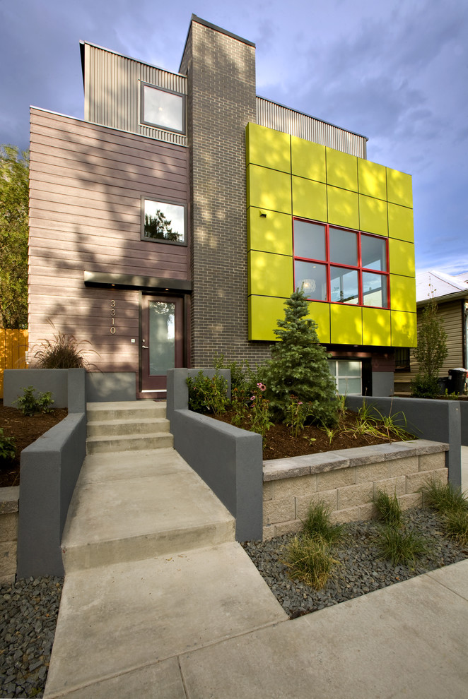 Exempel på ett mellanstort modernt flerfärgat hus, med metallfasad, två våningar och platt tak