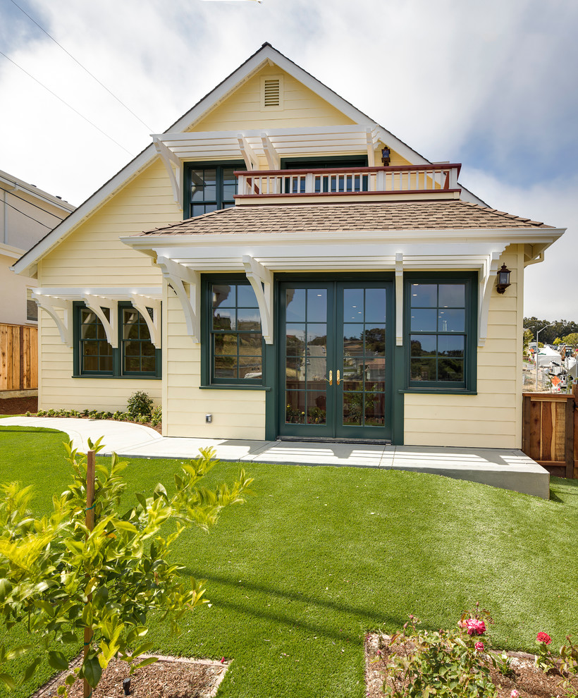 サンフランシスコにある小さなトラディショナルスタイルのおしゃれな家の外観 (黄色い外壁) の写真