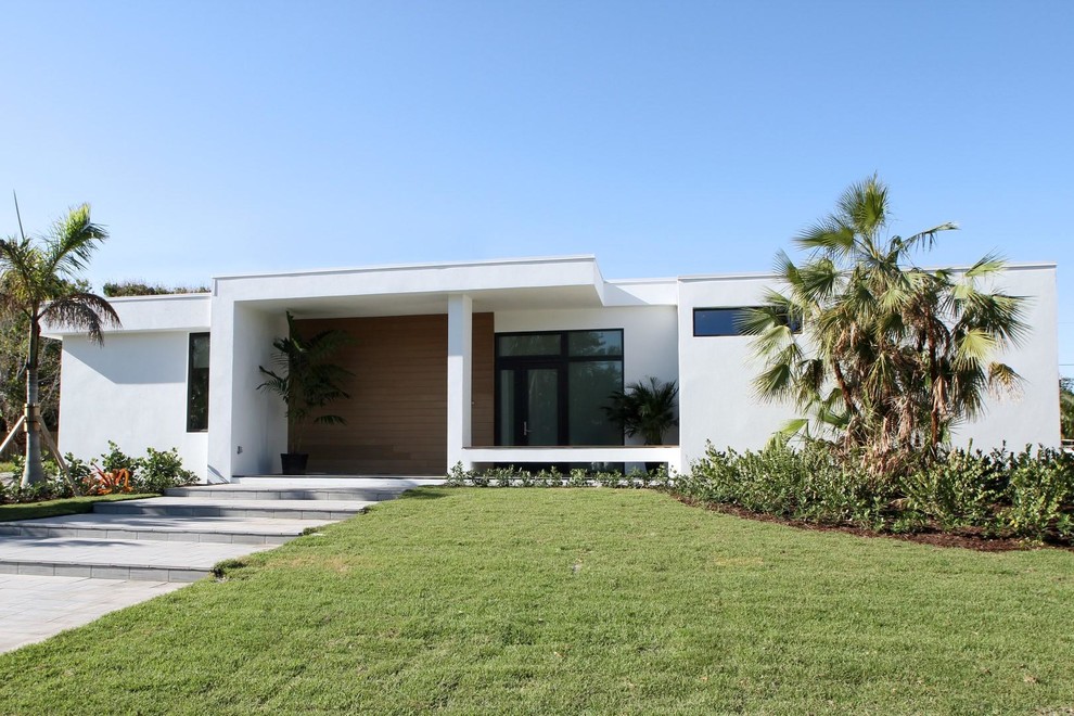 Источник вдохновения для домашнего уюта: одноэтажный, белый частный загородный дом в стиле модернизм с облицовкой из цементной штукатурки и плоской крышей