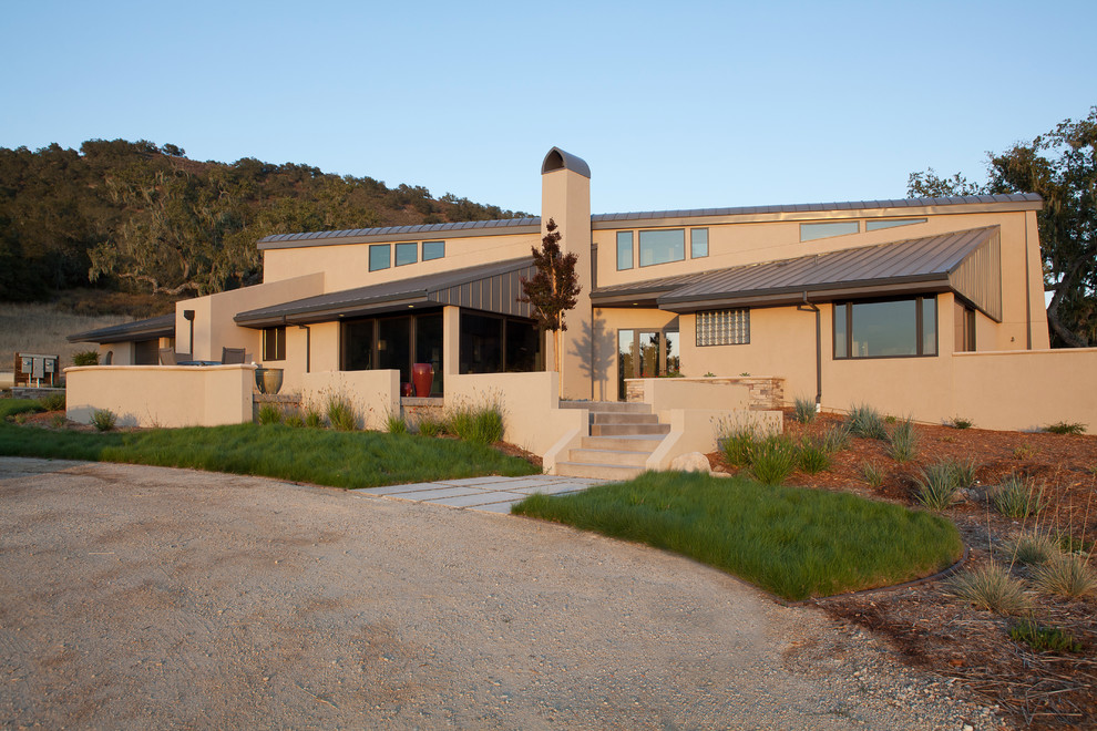 Geräumiges, Zweistöckiges Modernes Einfamilienhaus mit Betonfassade, beiger Fassadenfarbe, Blechdach und Flachdach in San Luis Obispo