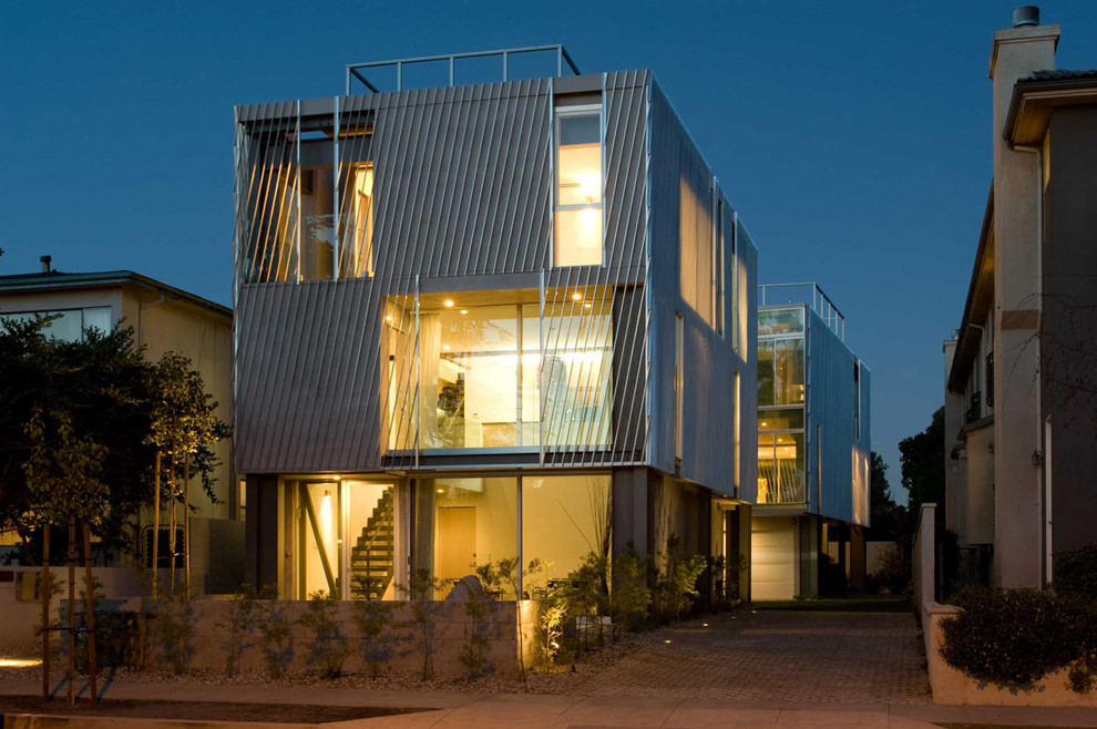 Idée de décoration pour une façade de maison métallique design à deux étages et plus.