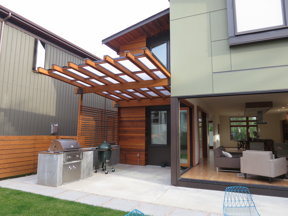 Contemporary detached house in Seattle with a flat roof.