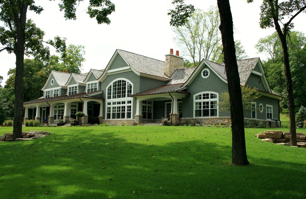 Idee per la facciata di una casa ampia verde classica a due piani con rivestimento in legno e tetto a capanna