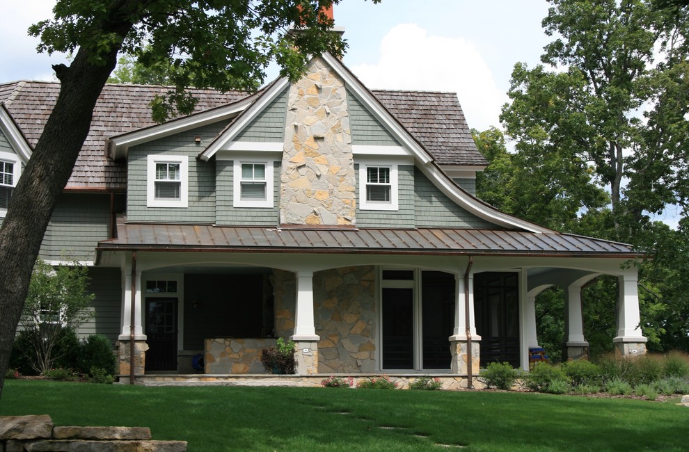 Ispirazione per la facciata di una casa ampia verde classica a due piani con rivestimento in legno e tetto a capanna