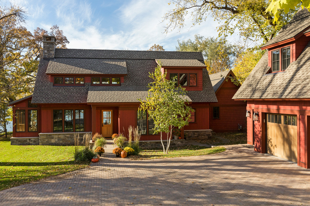 Idées déco pour une façade de maison rouge contemporaine en bois de taille moyenne et à un étage avec un toit à deux pans et un toit en shingle.