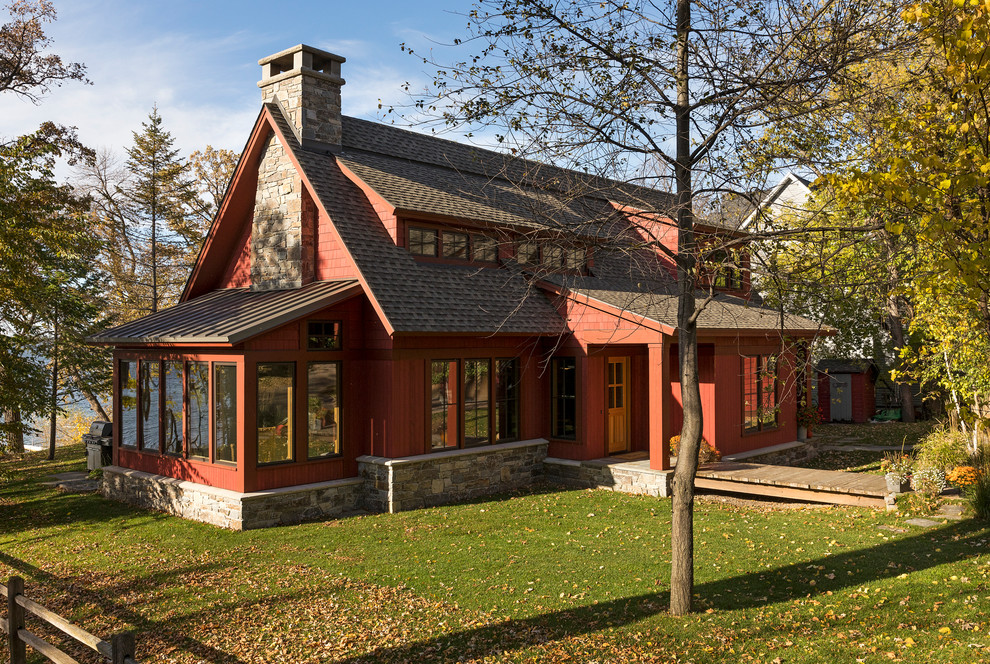 Idée de décoration pour une façade de maison rouge design en bois de taille moyenne et à un étage avec un toit à deux pans et un toit en shingle.