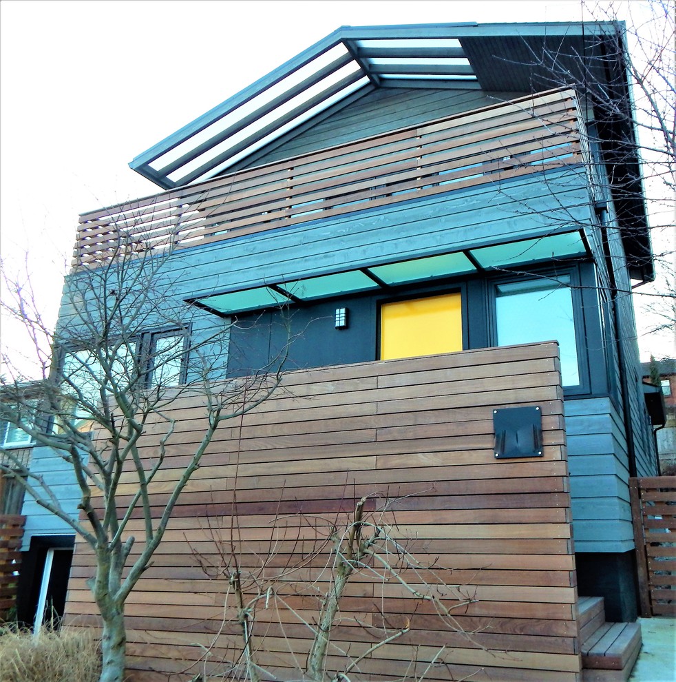 Ispirazione per la villa piccola grigia moderna a tre piani con rivestimento in legno e tetto a padiglione