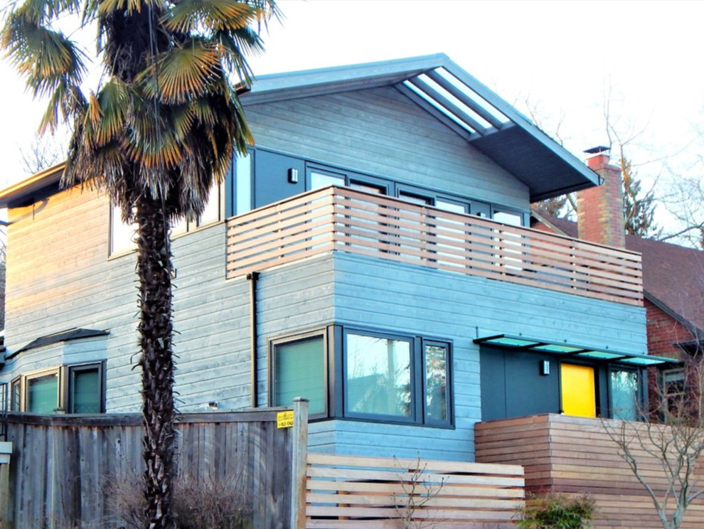 Kleines, Dreistöckiges Modernes Haus mit grauer Fassadenfarbe und Walmdach in Seattle