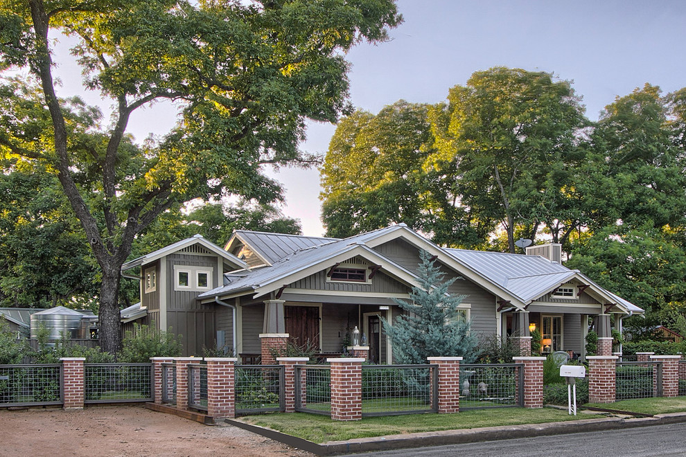 Immagine della villa marrone american style a un piano di medie dimensioni con rivestimento con lastre in cemento, tetto a capanna e copertura in metallo o lamiera