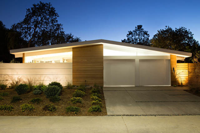 Aménagement d'une façade de maison blanche contemporaine en bois de taille moyenne et de plain-pied avec un toit à deux pans.