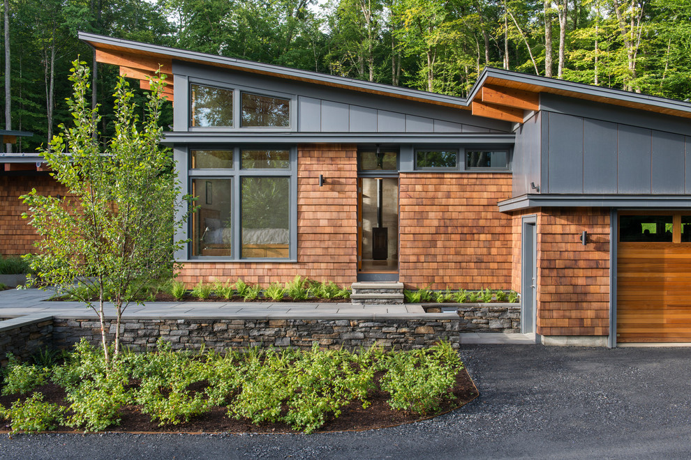 Пример оригинального дизайна: одноэтажный, деревянный, маленький, коричневый дом в современном стиле с односкатной крышей для на участке и в саду