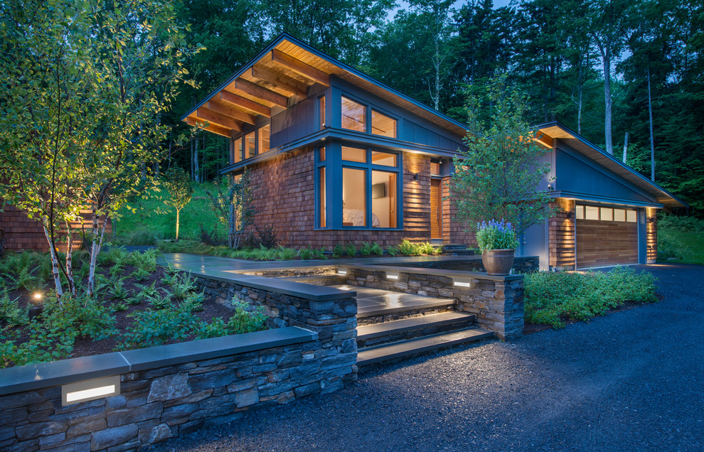Идея дизайна: одноэтажный, деревянный, коричневый, маленький дом в современном стиле с односкатной крышей для на участке и в саду