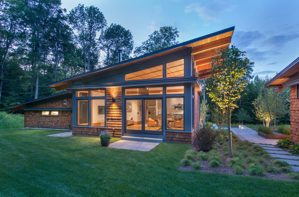 Cette photo montre une petite façade de maison marron tendance en bois de plain-pied avec un toit en appentis.