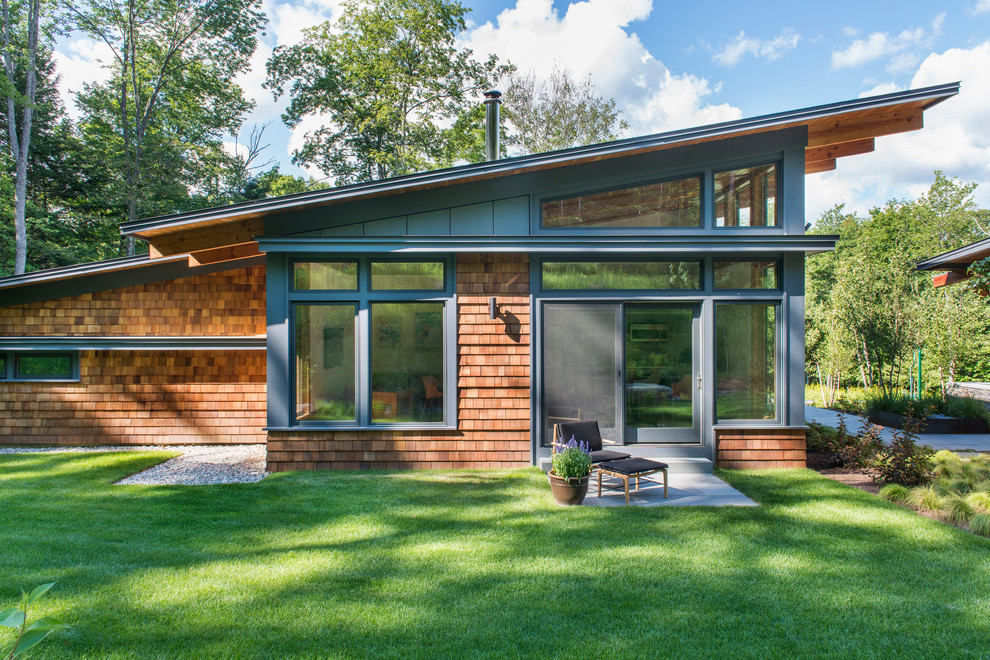 Свежая идея для дизайна: одноэтажный, деревянный, маленький, коричневый дом в современном стиле с односкатной крышей для на участке и в саду - отличное фото интерьера