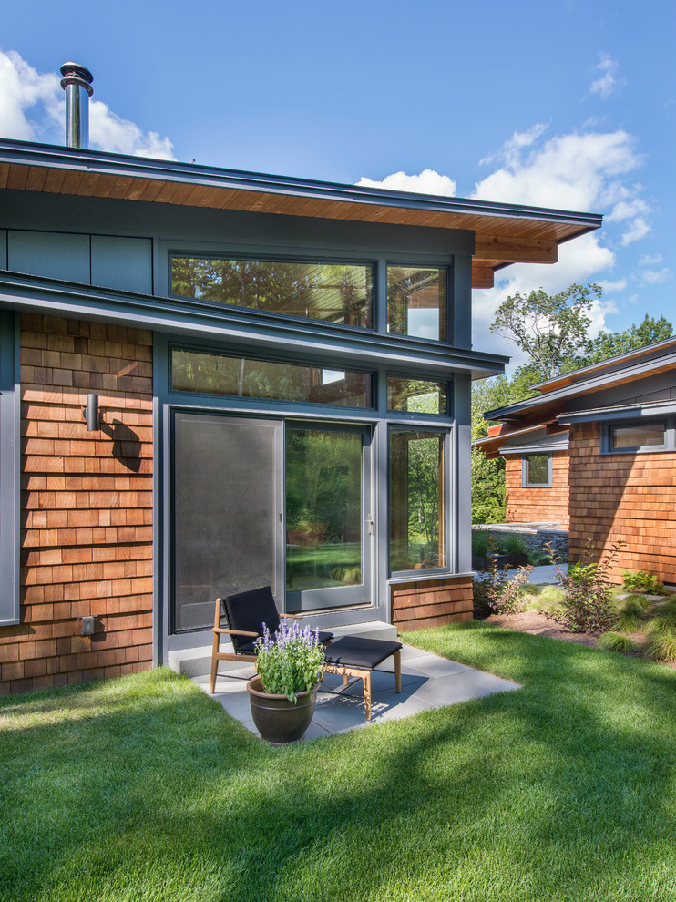Идея дизайна: деревянный, коричневый, маленький, одноэтажный дом в современном стиле с односкатной крышей для на участке и в саду