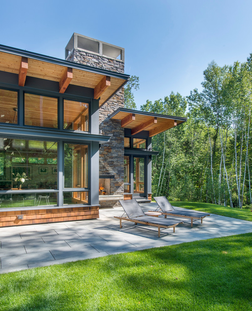 Идея дизайна: двухэтажный, деревянный, коричневый дом среднего размера в современном стиле с односкатной крышей