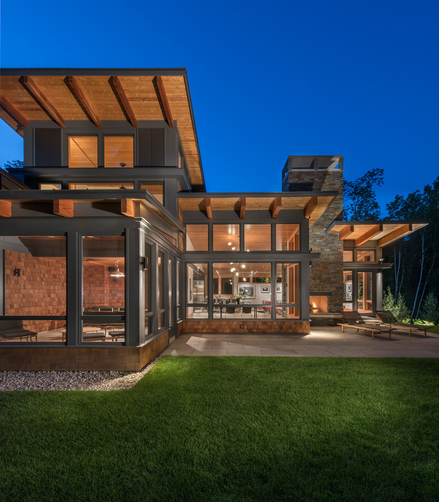 Zweistöckige, Mittelgroße Moderne Holzfassade Haus mit brauner Fassadenfarbe und Pultdach in Burlington