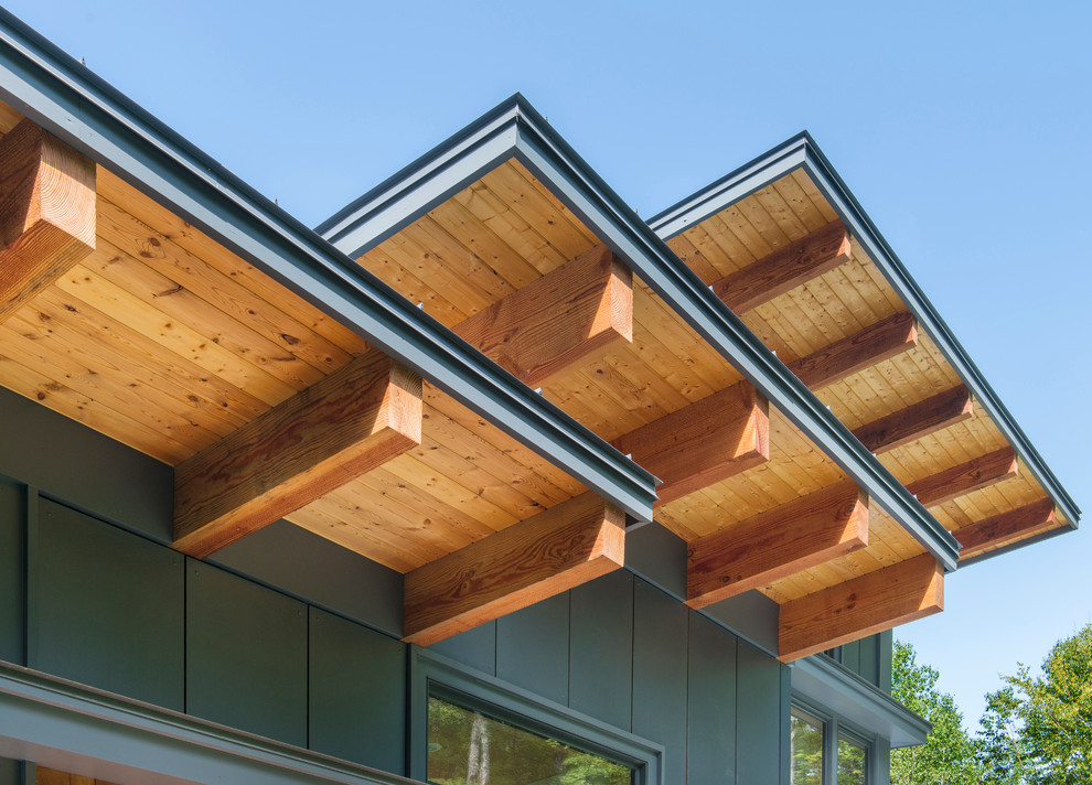 Diseño de fachada marrón contemporánea de tamaño medio de dos plantas con revestimiento de madera y tejado de un solo tendido