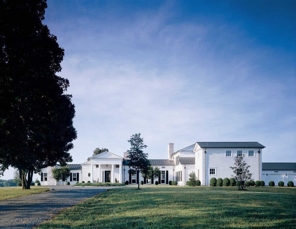 Réalisation d'une très grande façade de maison champêtre en bois à un étage.