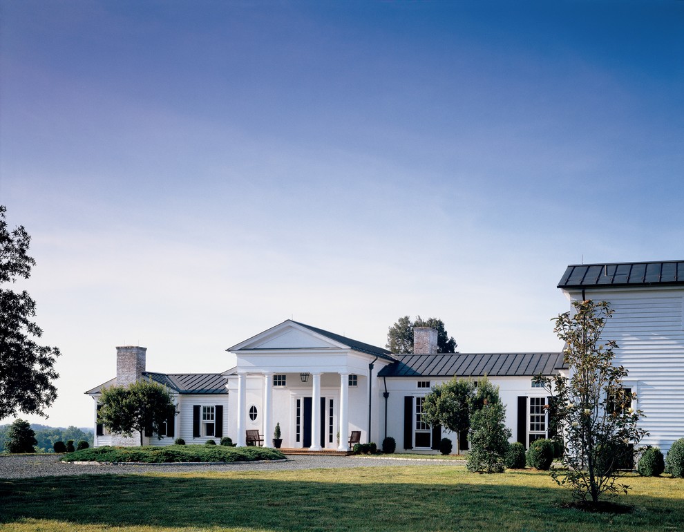 Landhaus Einfamilienhaus mit Mix-Fassade und weißer Fassadenfarbe in Richmond