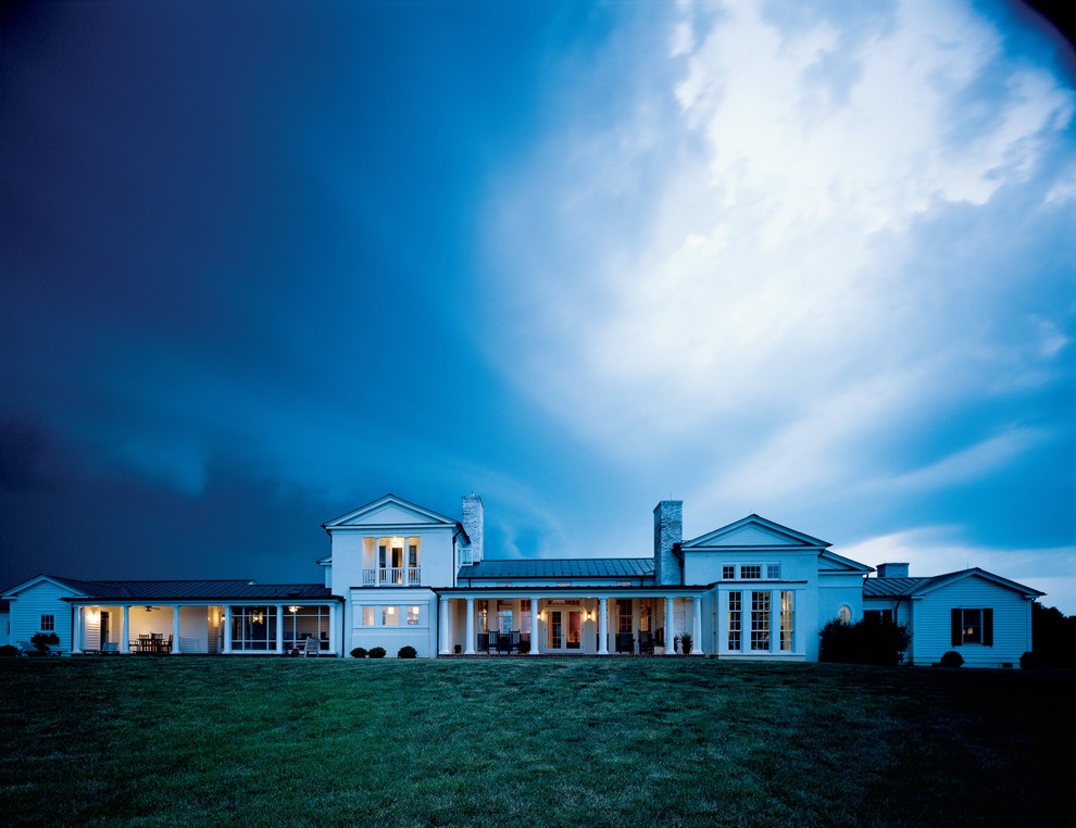 Immagine della villa bianca country con rivestimenti misti