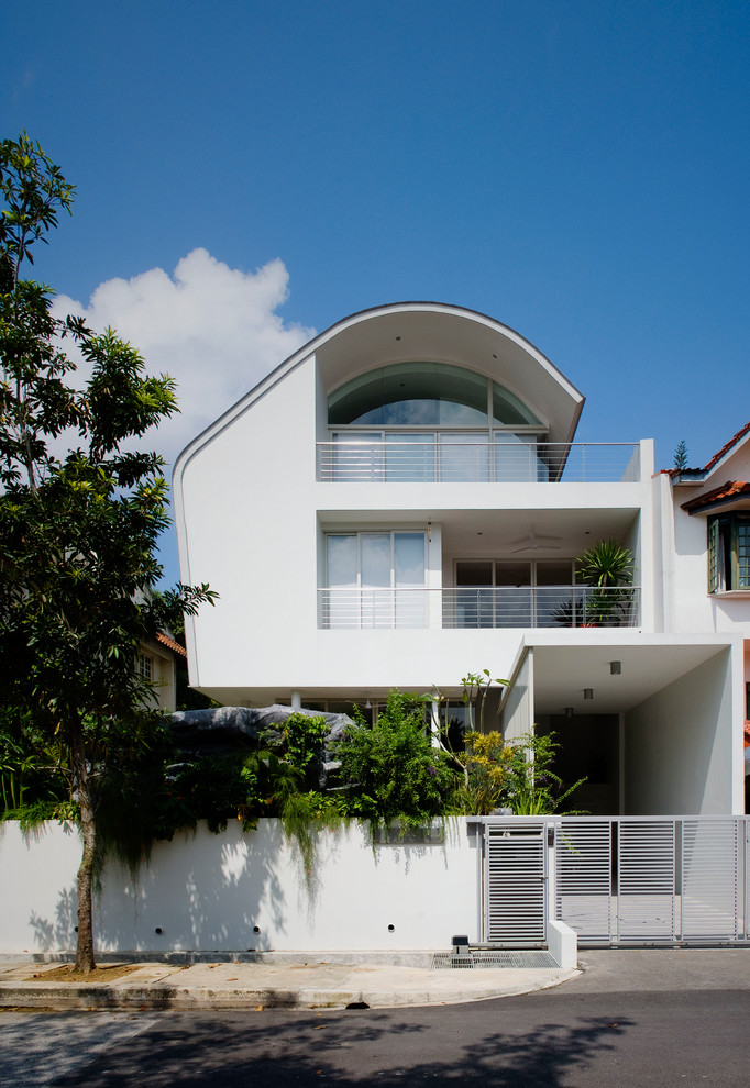 Dreistöckiges Modernes Haus mit weißer Fassadenfarbe und Putzfassade in Singapur