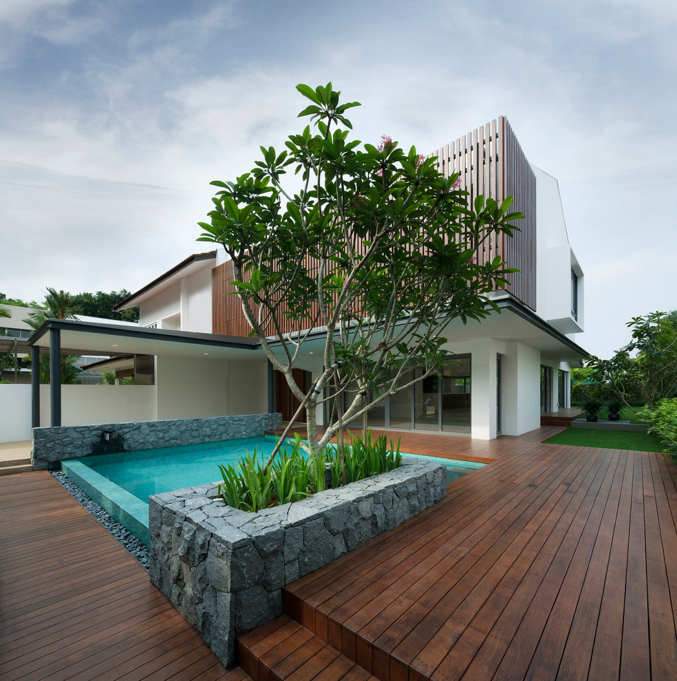 Design ideas for a contemporary house exterior in Singapore.