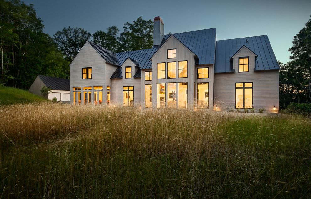 Große, Zweistöckige Landhausstil Holzfassade Haus mit beiger Fassadenfarbe und Satteldach in Washington, D.C.
