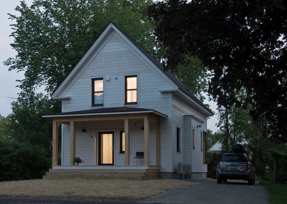 Idee per la facciata di una casa piccola bianca country a due piani con rivestimento in legno e tetto a capanna